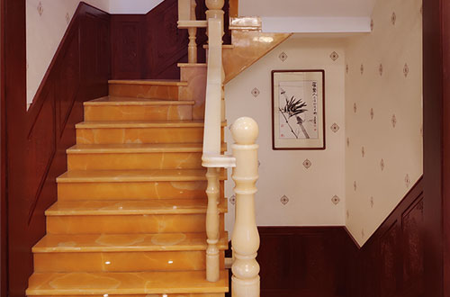 六枝特中式别墅室内汉白玉石楼梯的定制安装装饰效果